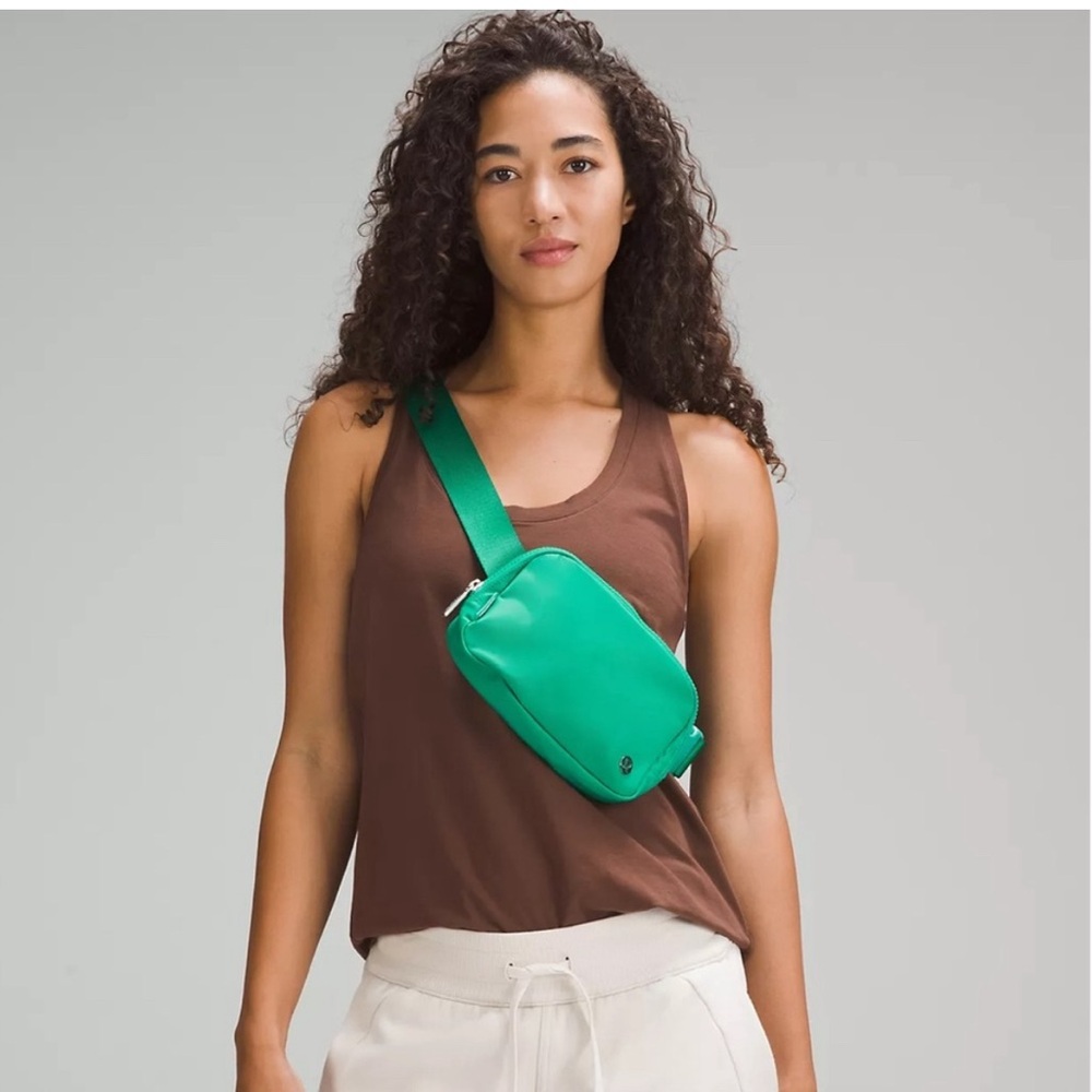 Lululemon everywhere belt bag 1L emerald green NWT